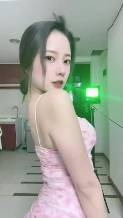 花椒颜值主播【小芊芊呐】裸舞诱惑，一对一掰逼展示，奶圆少毛，S好身材大长腿 截图5