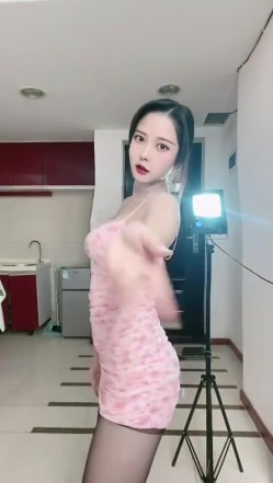 花椒颜值主播【小芊芊呐】裸舞诱惑，一对一掰逼展示，奶圆少毛，S好身材大长腿 截图6
