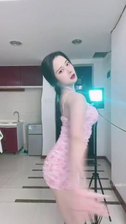 花椒颜值主播【小芊芊呐】裸舞诱惑，一对一掰逼展示，奶圆少毛，S好身材大长腿 截图14