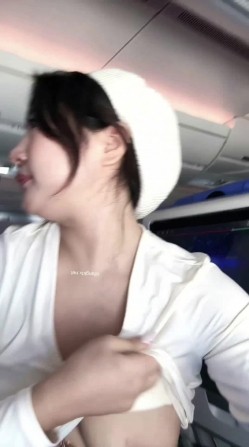 微胖广州X女神-pickkku-超大胆露出尝试,飞机上、艺术馆路人边上露奶 截图1