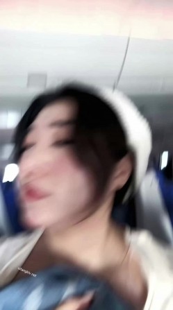 微胖广州X女神-pickkku-超大胆露出尝试,飞机上、艺术馆路人边上露奶 截图2