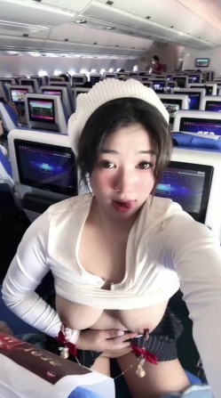 微胖广州X女神-pickkku-超大胆露出尝试,飞机上、艺术馆路人边上露奶 截图16