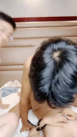 表哥约婊妹草逼还免费，淫乱的房间激情啪啪旁边还有好姐妹，全程露脸激情啪啪主动上位抽插，后入蜜桃臀刺激 截图6