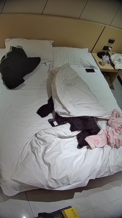 酒店偷拍学霸情侣眼镜学妹帮男友打飞机 被男友扒屁眼研究一番后入口爆嘴里文化人真会玩 截图2