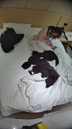 酒店偷拍学霸情侣眼镜学妹帮男友打飞机 被男友扒屁眼研究一番后入口爆嘴里文化人真会玩 截图3