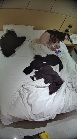 酒店偷拍学霸情侣眼镜学妹帮男友打飞机 被男友扒屁眼研究一番后入口爆嘴里文化人真会玩 截图4