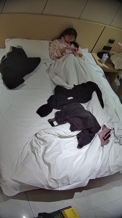 酒店偷拍学霸情侣眼镜学妹帮男友打飞机 被男友扒屁眼研究一番后入口爆嘴里文化人真会玩 截图5
