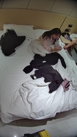 酒店偷拍学霸情侣眼镜学妹帮男友打飞机 被男友扒屁眼研究一番后入口爆嘴里文化人真会玩 截图6