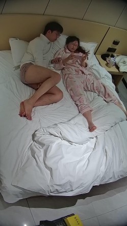 酒店偷拍学霸情侣眼镜学妹帮男友打飞机 被男友扒屁眼研究一番后入口爆嘴里文化人真会玩 截图12