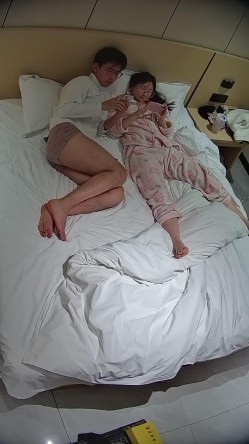 酒店偷拍学霸情侣眼镜学妹帮男友打飞机 被男友扒屁眼研究一番后入口爆嘴里文化人真会玩 截图13