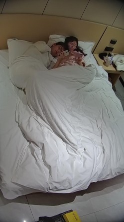 酒店偷拍学霸情侣眼镜学妹帮男友打飞机 被男友扒屁眼研究一番后入口爆嘴里文化人真会玩 截图16
