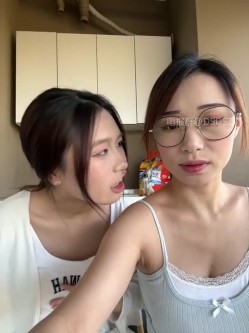 ️清纯主播【202509yoyo】表姐带着表妹下海直播、在线教口活、练习做爱姿势 截图3