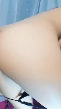 颜值不错的长发美女主播 露奶诱惑 椅子上全裸用超大震动棒震动阴蒂 假JJ插逼 骑乘后入式插 很诱人 截图1