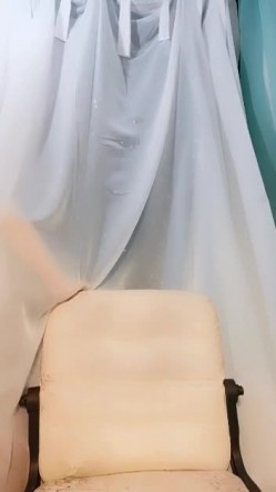 颜值不错的长发美女主播 露奶诱惑 椅子上全裸用超大震动棒震动阴蒂 假JJ插逼 骑乘后入式插 很诱人 截图15