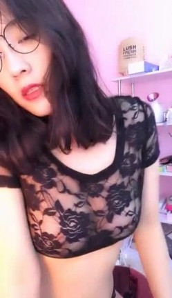 身材非常性感的高颜值女神主播戴着一副眼镜很知性也很骚气扭臀晃腰揉奶挑逗喘息声听了令人兴奋 截图1