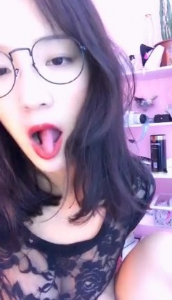 身材非常性感的高颜值女神主播戴着一副眼镜很知性也很骚气扭臀晃腰揉奶挑逗喘息声听了令人兴奋 截图2
