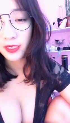 身材非常性感的高颜值女神主播戴着一副眼镜很知性也很骚气扭臀晃腰揉奶挑逗喘息声听了令人兴奋 截图3
