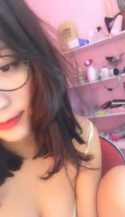 身材非常性感的高颜值女神主播戴着一副眼镜很知性也很骚气扭臀晃腰揉奶挑逗喘息声听了令人兴奋 截图16