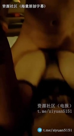 推特真实淫荡夫妻「琢木鸟夫妻」老婆被俩单男绑在椅子上玩弄，强壮单男一把抱住就往床上扔，俩人接力赛轮番输出，老婆直接失禁了！ 截图8