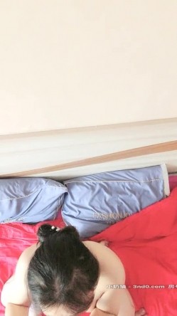 爱舔逼的小哥把少妇伺候爽了，露脸主深喉大鸡巴揉骚奶子，被小哥无套各种抽插淫声荡语不断，最后全射小嘴里 截图5