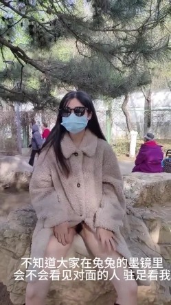 露出界天花板满级狂人！身材苗条性感网红【兔兔】私拍，学校公园商场各种场所人前露出翻屁眼露逼紫薇喷水 截图3