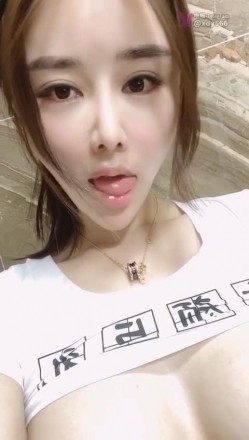 高颜值车模颜值 大眼温柔型的乖乖女，两只巨乳大白兔沐浴过后像刚出笼的肉包子，很有玩欲 诱惑啊！ 截图1