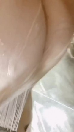 高颜值车模颜值 大眼温柔型的乖乖女，两只巨乳大白兔沐浴过后像刚出笼的肉包子，很有玩欲 诱惑啊！ 截图16
