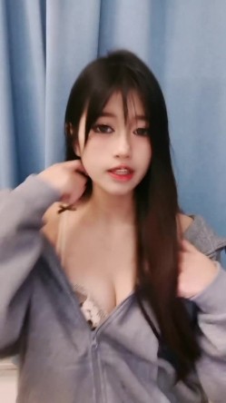 活力十足美少女！扭腰摆臀热舞！从下往上视角看穴，振动棒骚穴磨蹭，浴室洗澡湿身诱惑 截图1