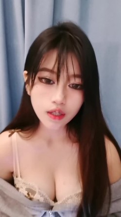 活力十足美少女！扭腰摆臀热舞！从下往上视角看穴，振动棒骚穴磨蹭，浴室洗澡湿身诱惑 截图2