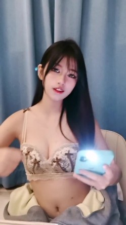 活力十足美少女！扭腰摆臀热舞！从下往上视角看穴，振动棒骚穴磨蹭，浴室洗澡湿身诱惑 截图3
