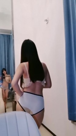活力十足美少女！扭腰摆臀热舞！从下往上视角看穴，振动棒骚穴磨蹭，浴室洗澡湿身诱惑 截图4