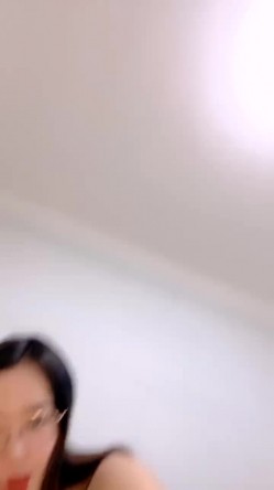 长发灰色大长腿微胖妹子，第一视角露脸自慰，道具插穴，刚刮的毛表情销魂 截图5