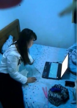 没外流过的珍稀台高校附近钟点房偷拍正在考研苦读的眼镜哥忙里偷闲和爱打扮的女友来一炮 截图13