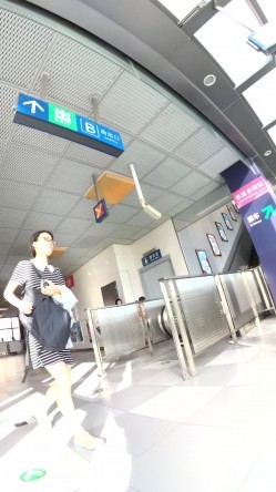 北京地铁商圈CD系列2，掀裙被小姐姐发现差点被打手，大神不怕还继续拍 截图1