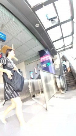 北京地铁商圈CD系列2，掀裙被小姐姐发现差点被打手，大神不怕还继续拍 截图2
