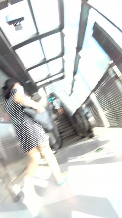 北京地铁商圈CD系列2，掀裙被小姐姐发现差点被打手，大神不怕还继续拍 截图3