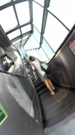 北京地铁商圈CD系列2，掀裙被小姐姐发现差点被打手，大神不怕还继续拍 截图6