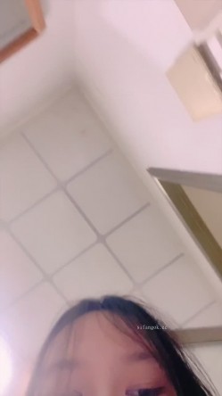 ️清纯学生妹【06年的嫂子】反差的一面，脸穴同框打炮自慰，人瘦逼肥 截图1