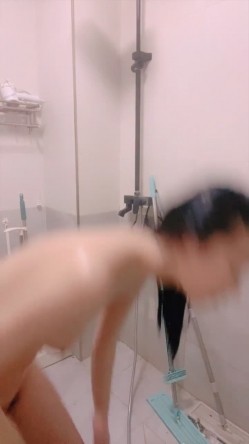 ️清纯学生妹【06年的嫂子】反差的一面，脸穴同框打炮自慰，人瘦逼肥 截图11