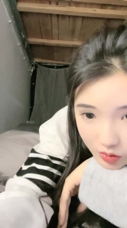 大二学妹为了还巨额网贷做起黄播还可以线下约 截图1
