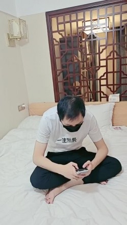 找个按摩女上门服务，扒下大哥裤子撸大鸡巴深喉口交，让小哥揉奶抠逼，各种抽插爆草浪叫呻吟射完了自己抠逼 截图1