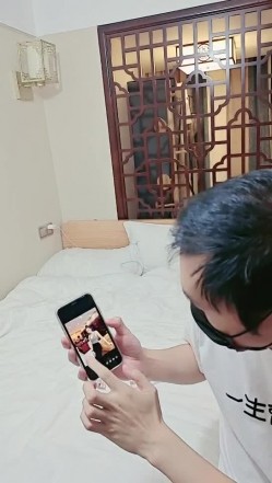 找个按摩女上门服务，扒下大哥裤子撸大鸡巴深喉口交，让小哥揉奶抠逼，各种抽插爆草浪叫呻吟射完了自己抠逼 截图2