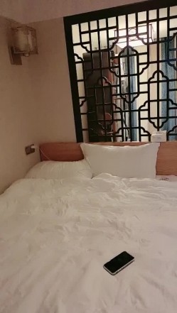 找个按摩女上门服务，扒下大哥裤子撸大鸡巴深喉口交，让小哥揉奶抠逼，各种抽插爆草浪叫呻吟射完了自己抠逼 截图3