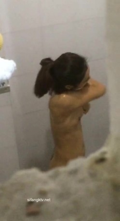 【洗澡更衣偷拍】 多场景冒死偷拍美女学生妹洗澡换衣服 截图1