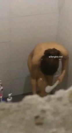 【洗澡更衣偷拍】 多场景冒死偷拍美女学生妹洗澡换衣服 截图13