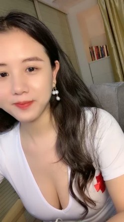 9分颜值气质美女！炮友又来操逼了！性感大奶吊带白丝，乳推吃大屌，大肥臀骑乘位扭腰 截图1