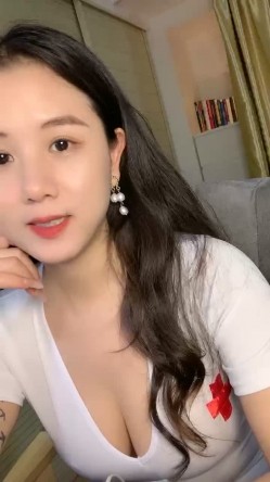9分颜值气质美女！炮友又来操逼了！性感大奶吊带白丝，乳推吃大屌，大肥臀骑乘位扭腰 截图2