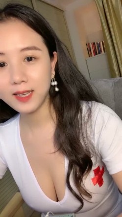 9分颜值气质美女！炮友又来操逼了！性感大奶吊带白丝，乳推吃大屌，大肥臀骑乘位扭腰 截图3