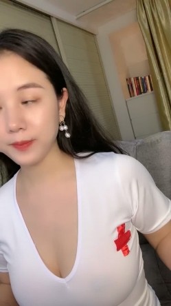 9分颜值气质美女！炮友又来操逼了！性感大奶吊带白丝，乳推吃大屌，大肥臀骑乘位扭腰 截图6