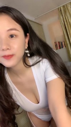 9分颜值气质美女！炮友又来操逼了！性感大奶吊带白丝，乳推吃大屌，大肥臀骑乘位扭腰 截图8